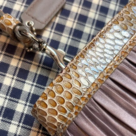 Coach Madison wristlet, limited edition in a  pleated satin design - Picture 11 of 14